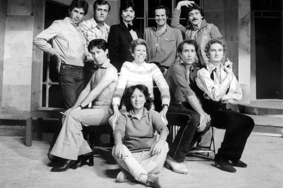 Crdenas, al centro del elenco de 'Los chicos de la banda', de Mart Crowley, la primera obra de teatro con temtica homosexual montada en Mxico.