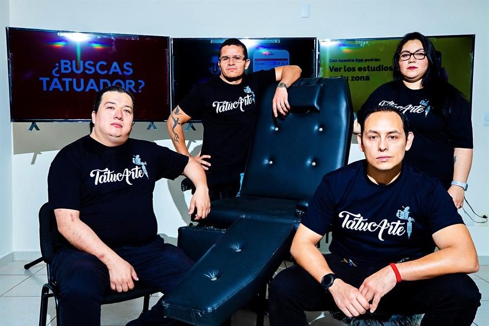 De izquierda a derecha: David Caballero, Ángel González, Neftalí Mendoza,  y Carlos Robles, fundadores de TatuArte.Ink.