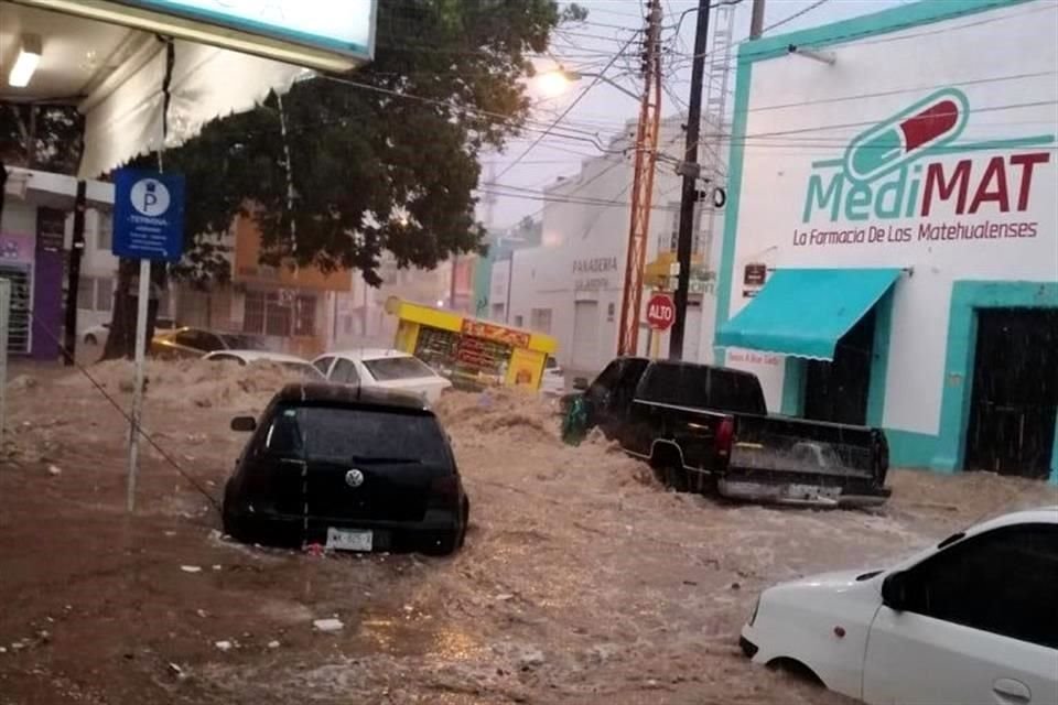 Varios vehículos fueron arrastrados por la corriente del agua en Matehuala, SLP.