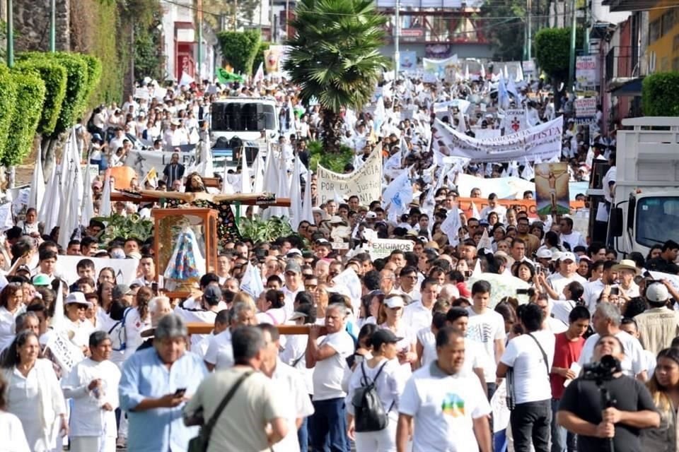 Los manifestantes ataviados de blanco se desplegaron desde las 9:00 horas desde la Parroquia de Tlaltenango hasta la Catedral de Cuernavaca.