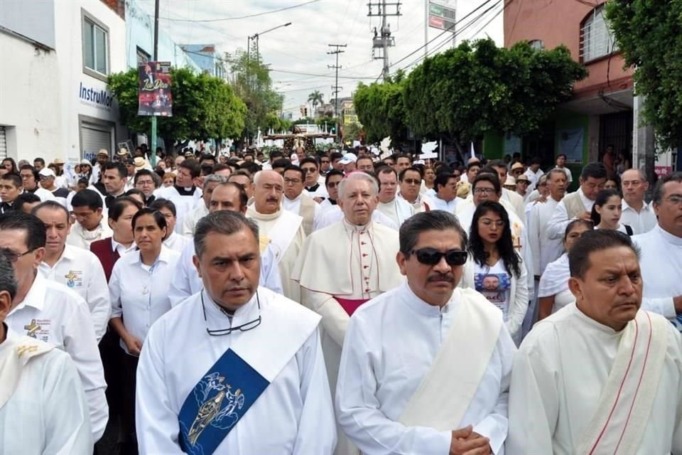 La marcha fue encabezada por el Obispo Ramón Castro.