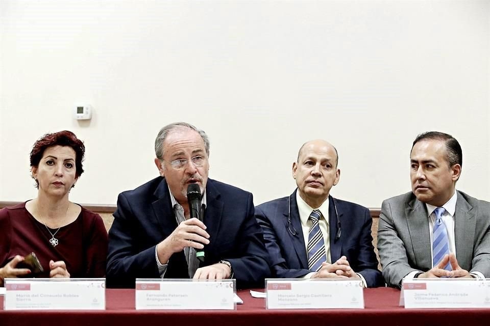 Consuelo Robles, directora general del O.P.D. Servicios de Salud Jalisco; Fernando Paterson, Secretario de Salud; Marcelo Castillero, delegado estatal del IMSS y Jaime Federico.