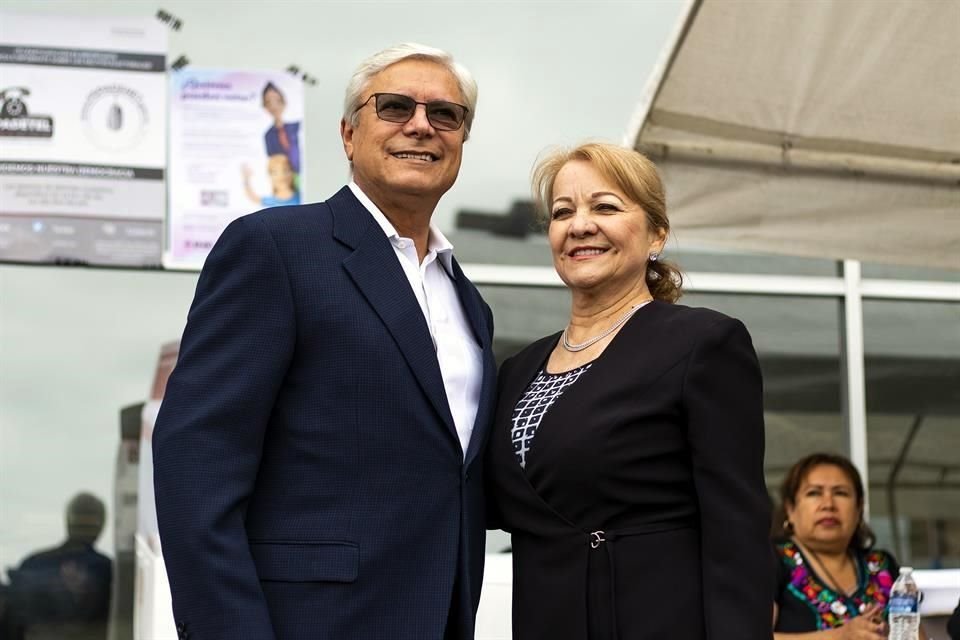 Jaime Bonilla acudió a votar junto con su esposa.