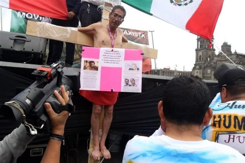 Algunos manifestantes han simulado crucificarse.
