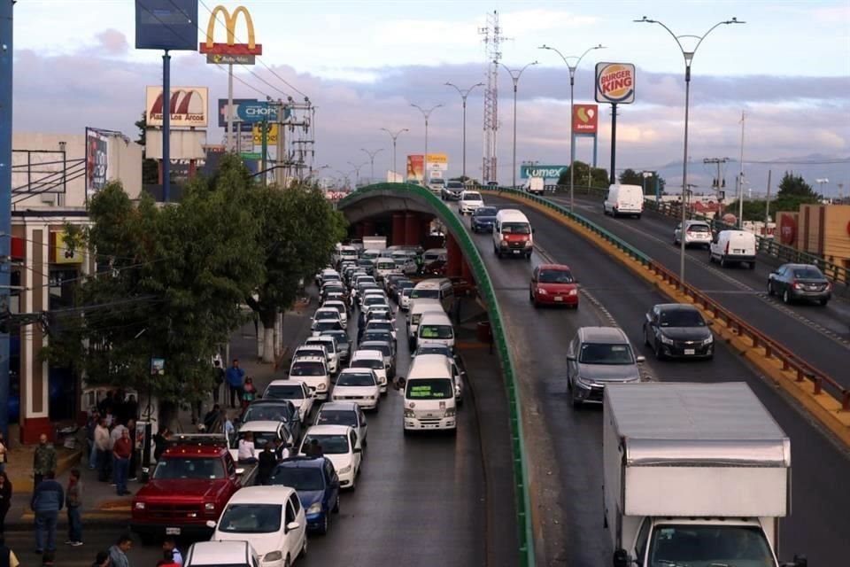 Taxis del Estado de México bloquean la vía López Portillo esquina Ignacio Allende, en el Municipio de Coacalco.