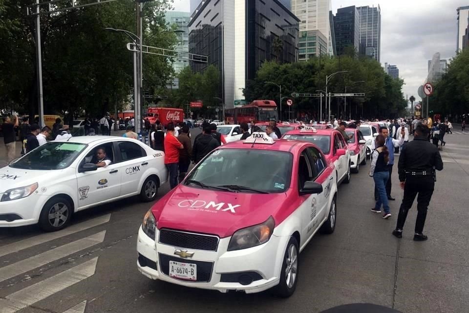 Taxistas colapsaron vías como Insurgentes Norte, Paseo de la Reforma (foto) y el circuito del Zócalo en protesta contra apps de transporte.
