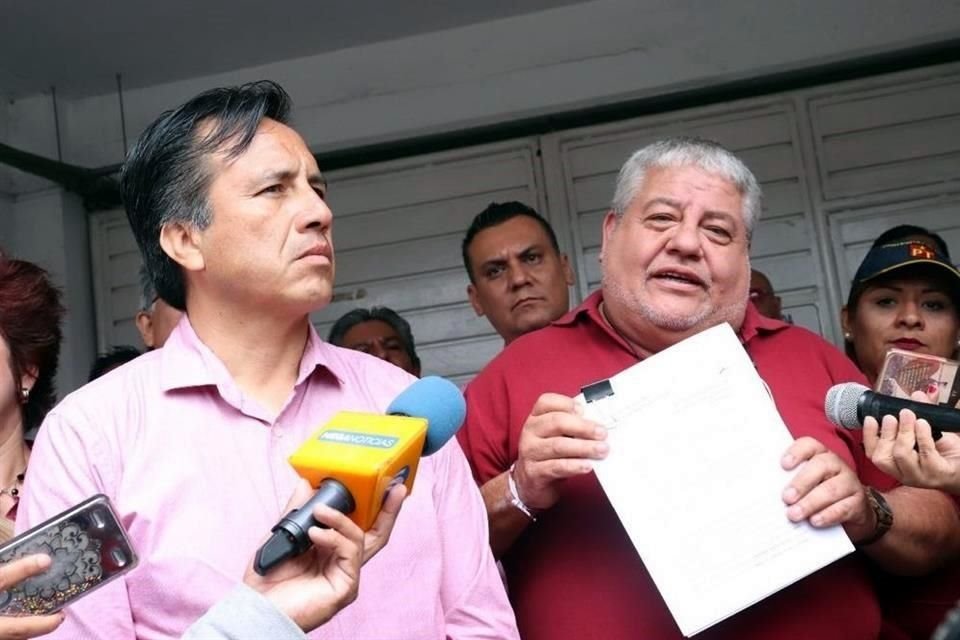 Esta tarde, el aspirante y el presidente estatal de Morena, Manuel Huerta Ladrn, interpusieron dos denuncias ante la Fepade.