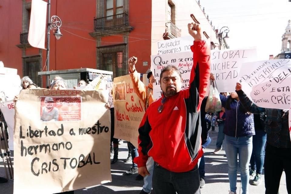 Inconformes con la detención de Cristóbal Sánchez se manifestaron afuera de Palacio Nacional.