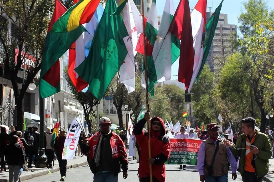 Integrantes de organizaciones cívicas contrarias a la reelección del Presidente de Bolivia, Evo Morales, marcharon este lunes, en La Paz.