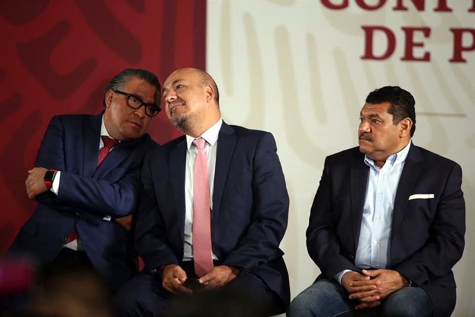 El subsecretario Reyes Zúñiga (centro) con Horacio Duarte y Javier May en la conferencia de esta mañana en Palacio Nacional.