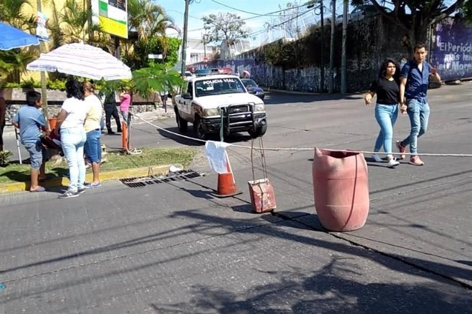 Habitantes de las colonias San Cristbal y Lomas de Corts han bloqueado las avenidas Vicente Guerrero, Antonio Barona, Chipitln, Lomas de la Selva y Domingo Diez.