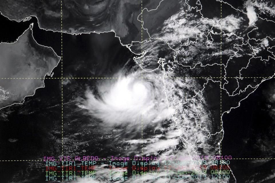 Un ciclón provocado evacuación de cerca de 300 mil personas en horas previas a su llegada a costas de India, informaron autoridades locales.