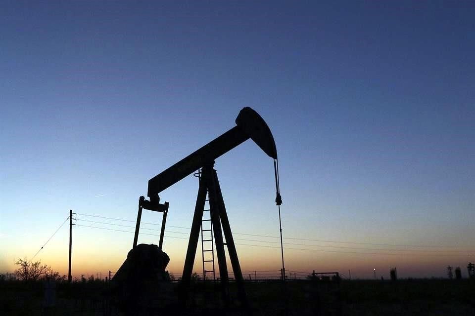 En total, la elaboración de productos petrolíferos disminuyó 14.74 por ciento.