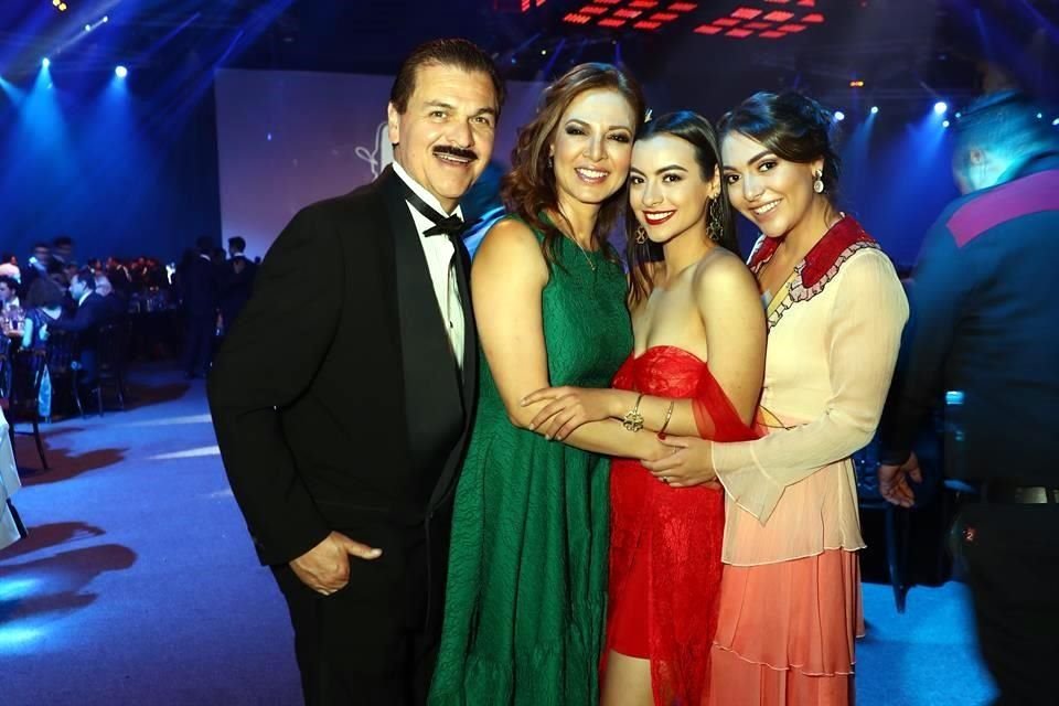Gerardo Chávez y Jamehel Guerra con sus hijas, Almudena y Andrea