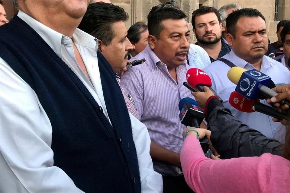 Pedro Gómez (centro), líder de la Sección 7 de Chiapas, tras salir del encuentro con AMLO en Palacio Nacional.