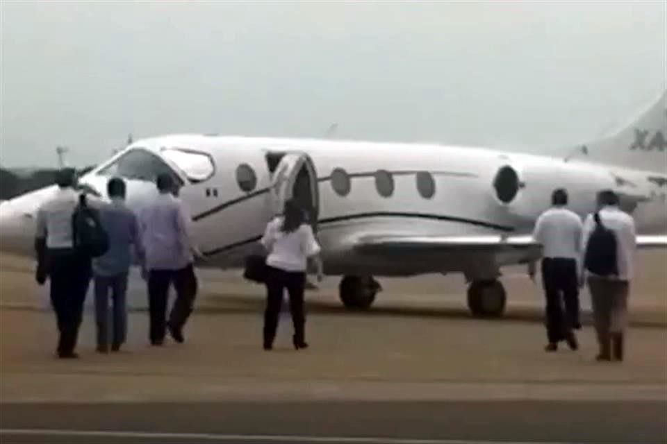 La líder de Morena fue captada cuando se subía a la aeronave.
