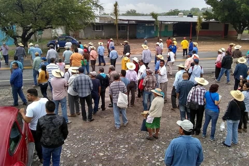 Campesinos bloquearon la vía Iguala-Chilpancingo, a la altura del crucero del Rancho del Cura.