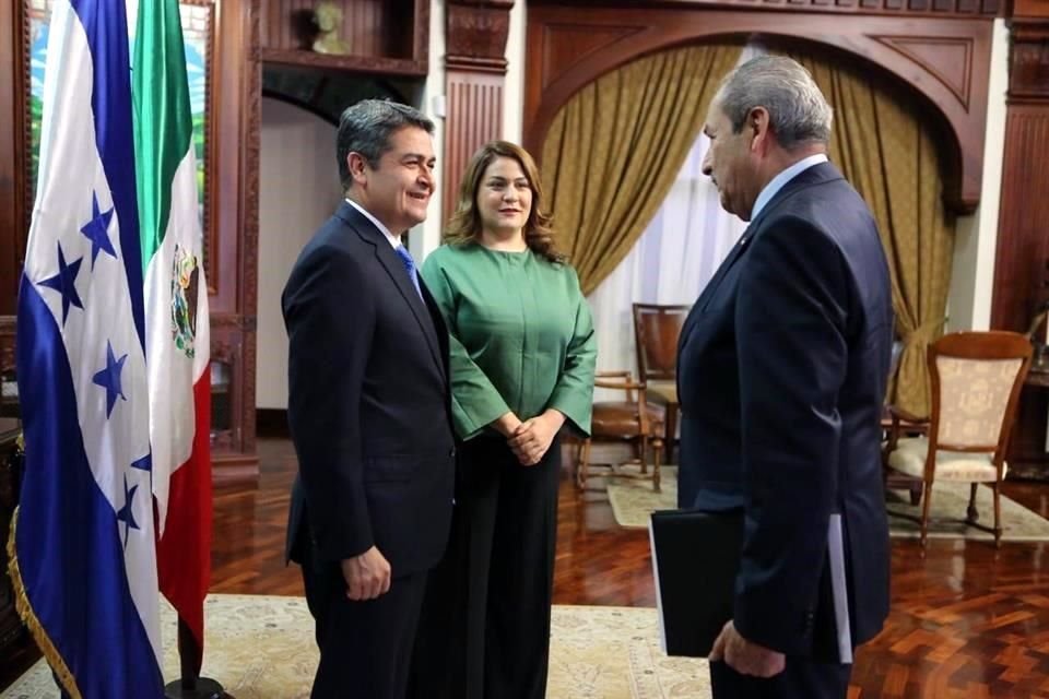 El representante de México presentó sus cartas credenciales al Presidente Juan Orlando Hernández.