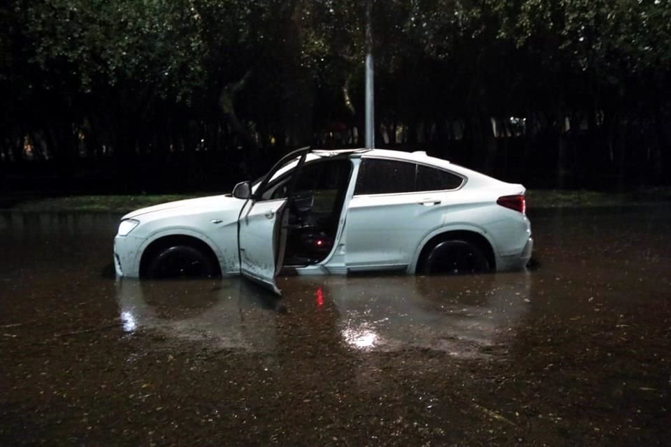 El conductor de este automóvil se salió del vehículo tras quedar varado en la inundación anual del Viaducto Tlalpan y el Periférico.