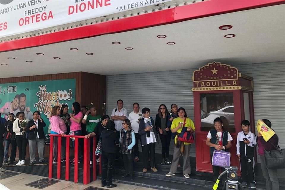 A pesar de que los fans esperaron varias horas, mostraron paciencia para entrar al Teatro Jorge Negrete.