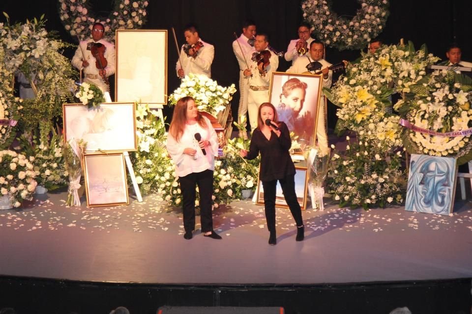 Pandora interpretó 'Si Nos Dejan', en el escenario del Teatro Jorge Negrete.