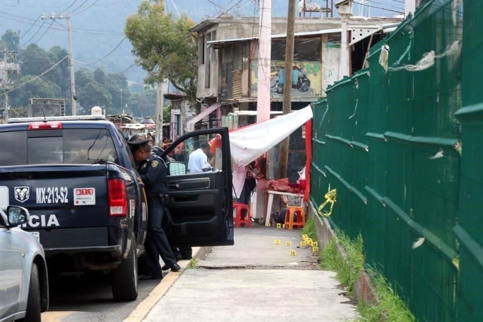 Mientras comían en un puesto callejero, en la carretera Picacho-Ajusco, un hombre, una mujer y un menor de edad murieron al ser atacados a balazos
