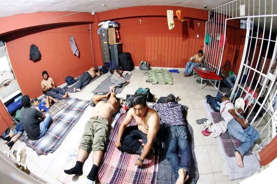 Ante posible arribo de migrantes a Nuevo León, expertos advierten que autoridades estatales no cuentan con un plan oficial para atenderlos.
