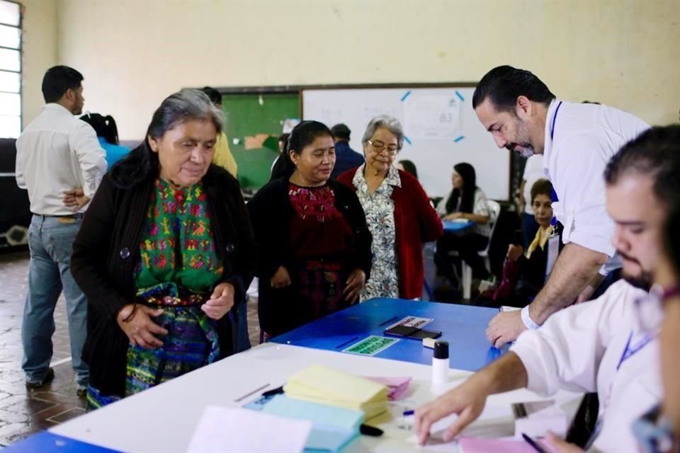 Los guatemaltecos acuden a las urnas de una elección presidencial marcada por la creciente migración debido a la pobreza y la violencia.