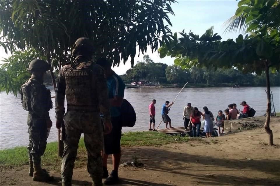 Fuerzas de seguridad piden identificación a quienes llegan en balsas procedentes de Guatemala.