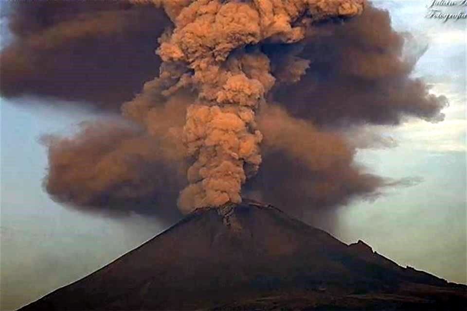 El Volcán Popocatépetl emitió esta mañana una exhalación que dejó una columna de ceniza de más de 4 km de altura, informó el Cenapred.