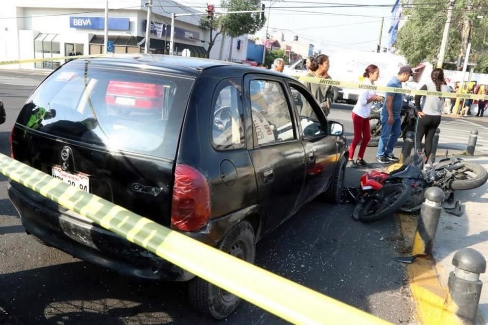 El motociclista se impactó contra un automóvil, en la Colonia Benito Juárez, en Nezahualcóyotl.