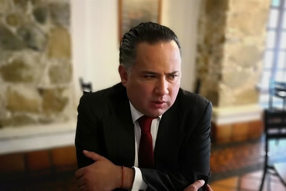 Santiago Nieto, ahora ex titular de la UIF, ocupó cargos en los Gobiernos de Peña y de López Obrador.