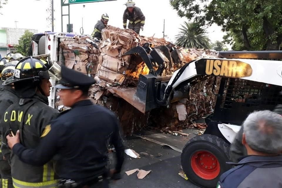 De acuerdo con reportes preliminares, el conductor del tráiler habría salido de Cuernavaca y se dirigía a Ecatepec con 20 toneladas al momento de volcar.