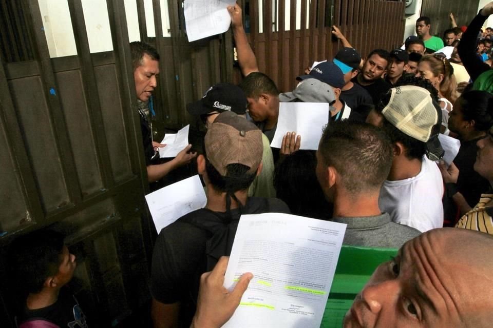 Migrantes a la espera para ingresar a oficinas de la COMAR en Chiapas, para tratar de arreglar su estatus legal en el País.