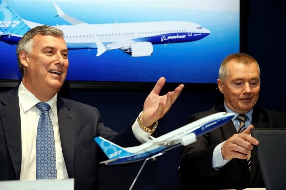 Kevin McAllister (Izq.), CEO de Boeing Commercial Airplanes, y Willie Walsh, presidente ejecutivo de International Airlines Group.