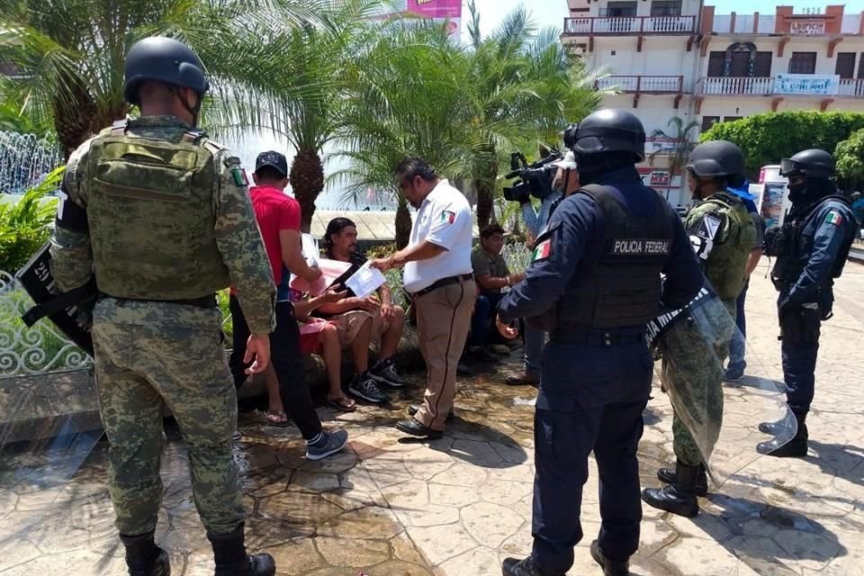 Elementos de la Guardia acompañaron a agentes de Migración para revisar la situación de extranjeros en distintos puntos de la zona limítrofe con Guatemala.