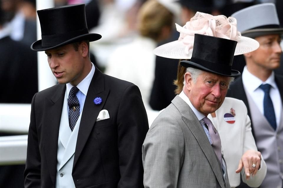 El Príncipe Guillermo (izq.) y su padre Carlos, Príncipe de Gales (der.), a su llegada este martes a las carreras de caballos del Royal Ascot.