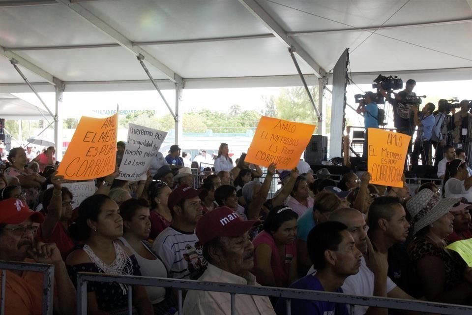 Con pancartas, asistentes a un acto público de López Obrador el domingo pasado, se pronunciaron en contra del Metrobús Laguna.
