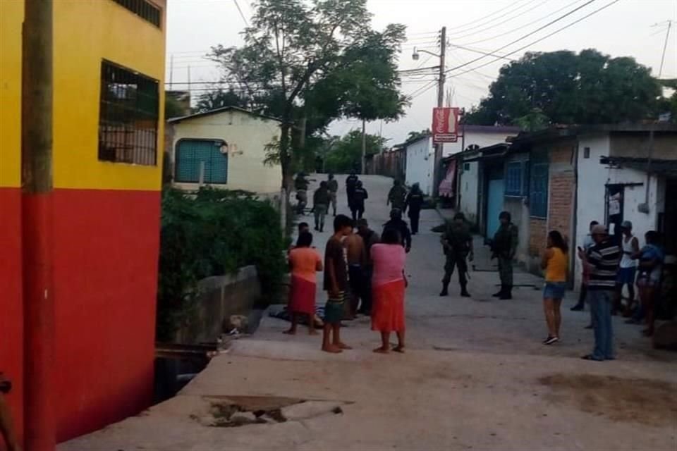 Policías estatales y militares acudieron al lugar del enfrentamiento.