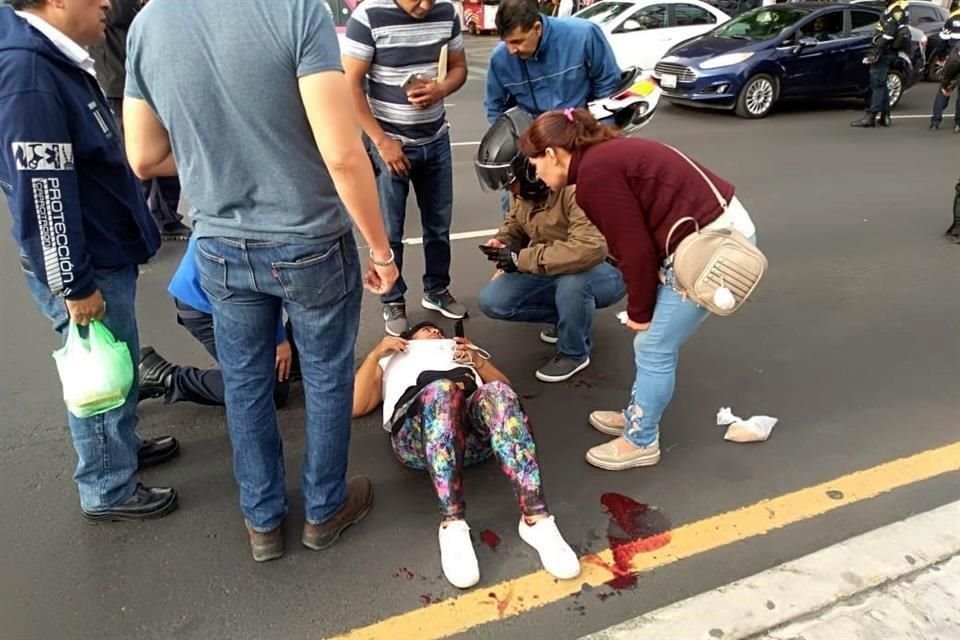 Una mujer fue embestida por un motociclista, cuando cruzaba Avenida Chapultepec.