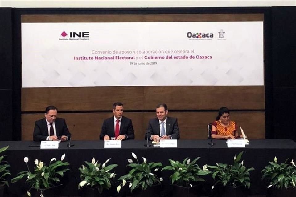 El INE y el Gobierno de Oaxaca firmaron un convenio.