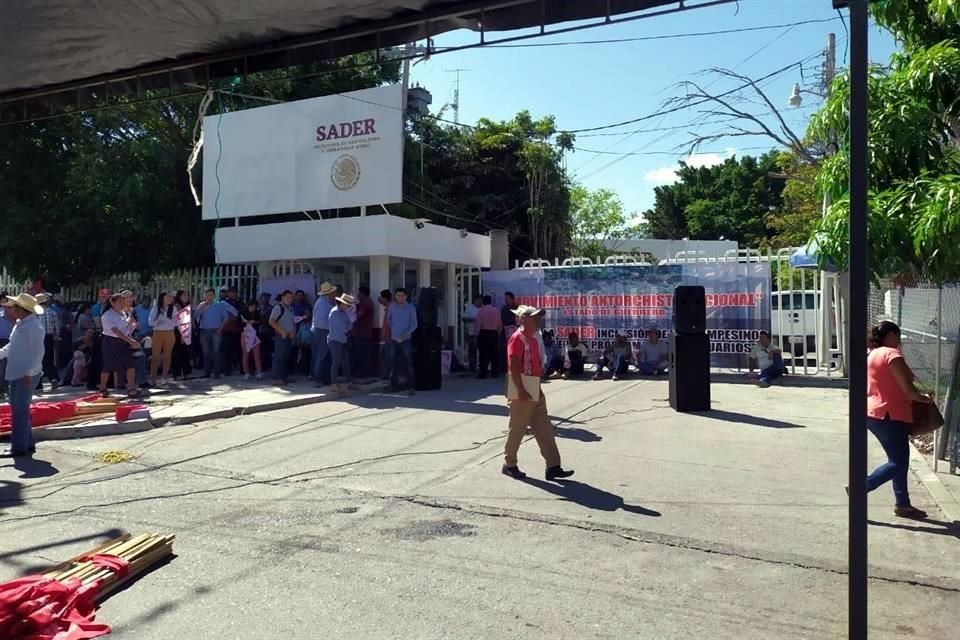 Campesinos bloquean instalaciones de la Secretaría de Agricultura.