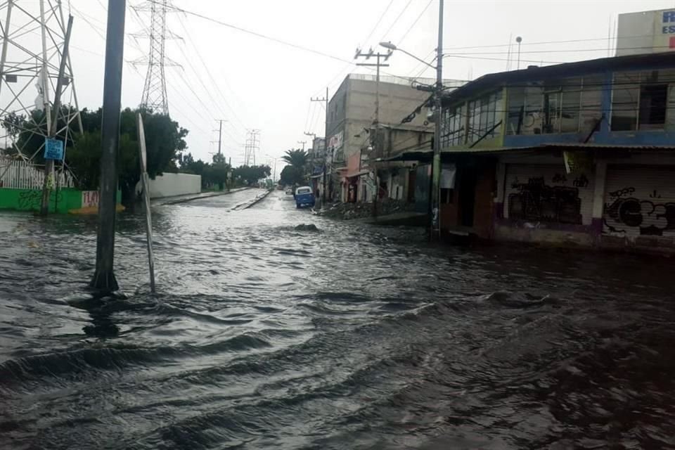 Inundación en la Calzada Ignacio Zaragoza, a la altura de Peñón Viejo.