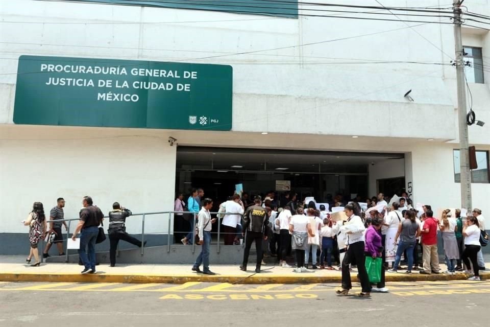 Un grupo de personas protestó frente a la PGJ para exigir la liberación del sacerdote inculpado por el homicidio de Leonardo Avendaño.