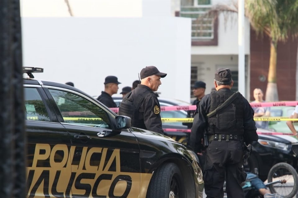 Un miembro de Fiscalía fue asesinado a balazos cerca de su domicilio en Jardines del Edén, Tlajomulco, y un niño que iba con él fue herido.
