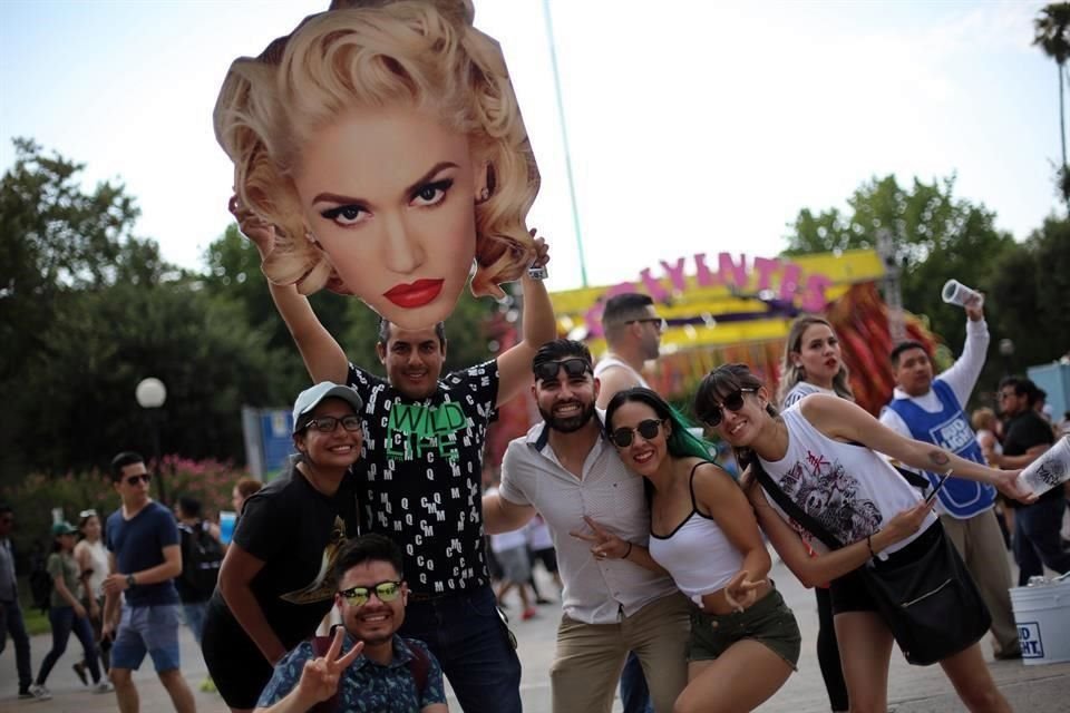 Fans de la cantante Gwen Stefani esperan con ansias su salida el escenario.