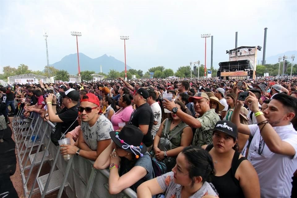 Miles de fanáticos se reunieron en Fundidora para escuchar a sus cantantes favoritos.