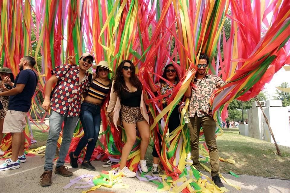 Otros iban con sus amigos a tomarse fotos con la decoración en el Parque Fundidora.