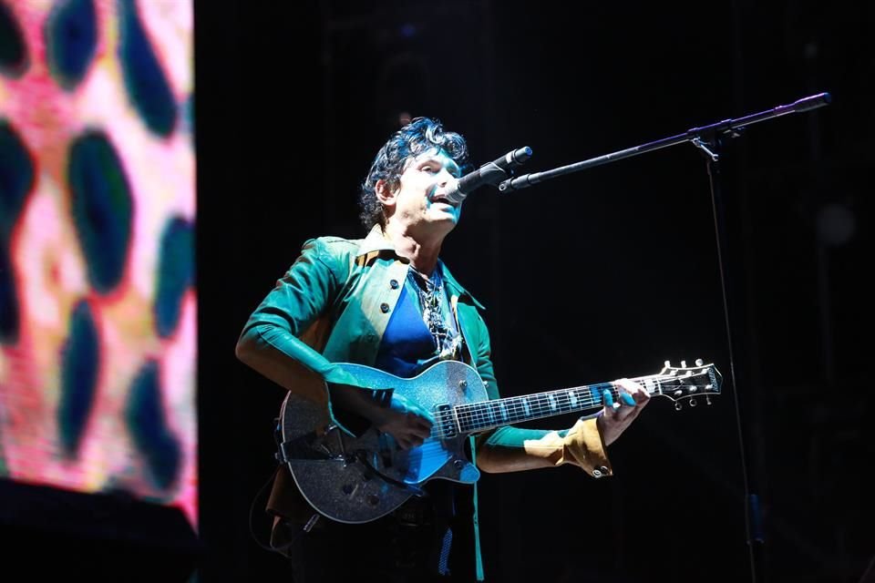 Jaguares realizó una oda a su trayectoria musical con 'Dime Jaguar', 'La Vida No es Igual' y 'Parpadea'.