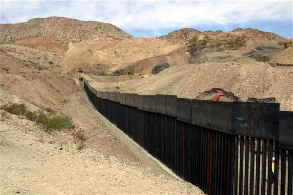 Tres niños y una mujer muerta, posiblemente inmigrantes indocumentados, fueron encontrados cerca de la frontera entre México y Texas.